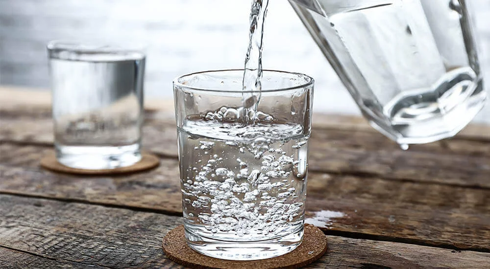 Wasserglas mit Wasser